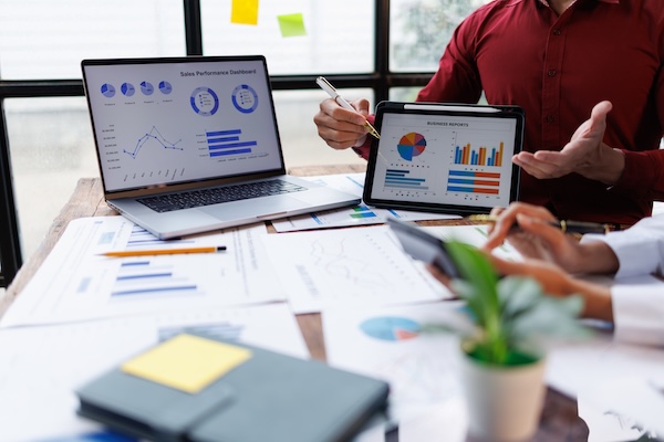 Social media advertising strategy and campaign performance analysis